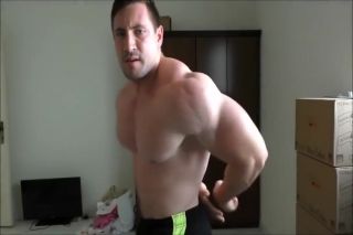 Inked bodybuilder posing Best blowjob - 1