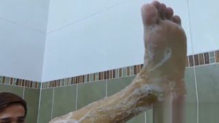 Dotado Asian homo washes up his feet before taking a cock stroke Webcamshow - 1